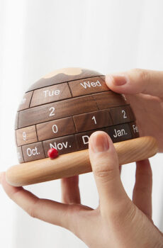 Planet Desk Calendar Creative Decoration Living Room Study Wooden Gift Office Home Decoration Folk Art Wood Wall Decor Polished